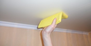 kak-bystro-pomyt-natyazhnoj-potolok-moem-bez-razvodov-1