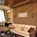 Классическая комбинация обоев в зале. Фото