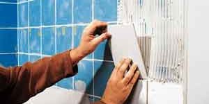 как клеить плитку в ванной