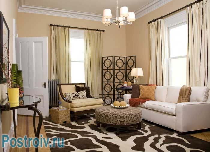 Как расставить мебель в комнате: ставим диван и кресло в угол, около них столик Как расставить мебель в комнате: ставим диван и кресло в угол, около них столик