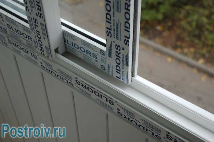 Утепленный балкон с алюминиевыми окнами - Фото