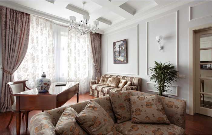 Стены отделаны лепниной, обои под покраску. Диван в классическом интерьере Стены отделаны лепниной, обои под покраску. Диван в классическом интерьере