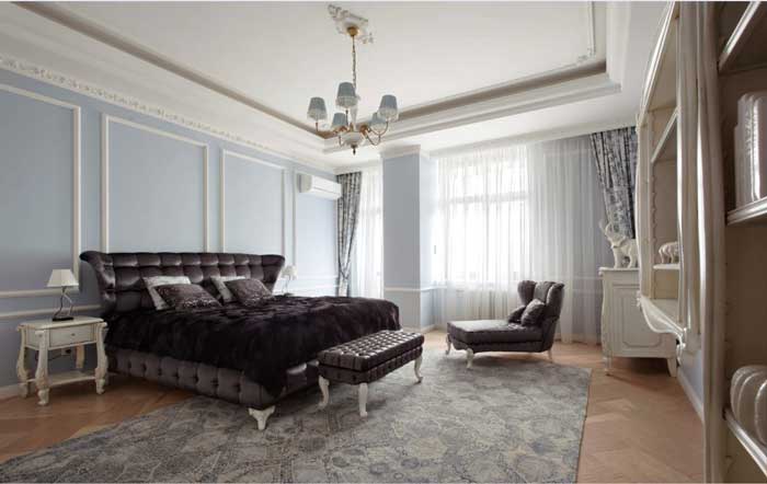 Дизайн интерьера спальни в классическом стиле. Большая темная кровать и тахта. Дизайн интерьера спальни в классическом стиле. Большая темная кровать и тахта.
