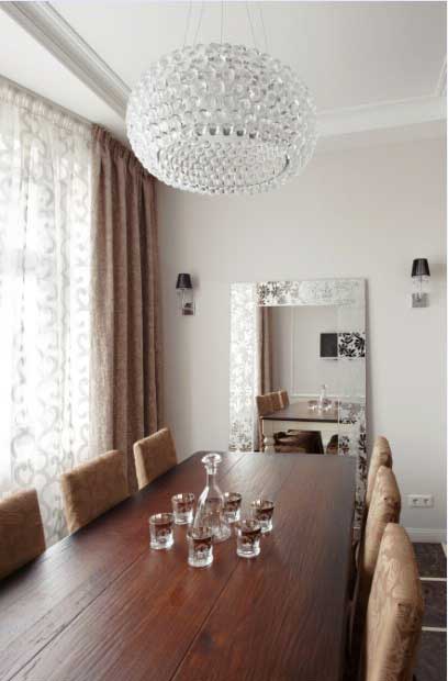 Большой обеденный деревянный стол. Кофейные шторы и зеркало в классическом стиле Большой обеденный деревянный стол. Кофейные шторы и зеркало в классическом стиле