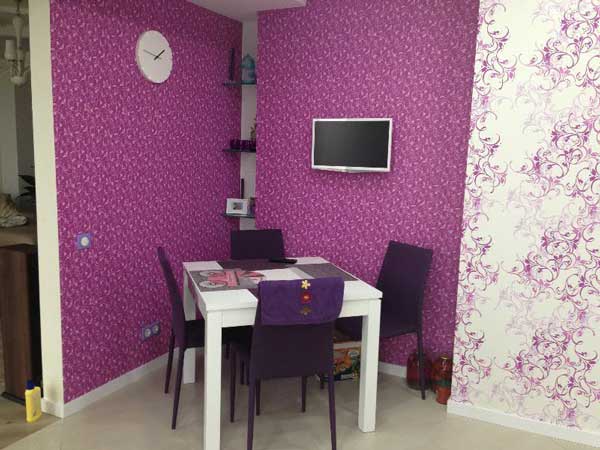 Зона кухни комбинированными обоями Зона кухни комбинированными обоями