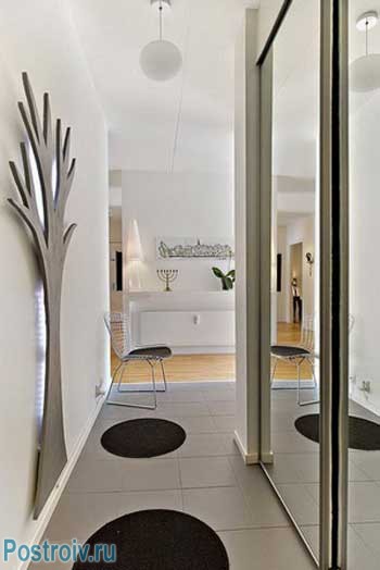 Белый потолок в коридоре. Фото