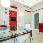 Современная отделка кухни с эркером. Большой квадратный стеклянный стол