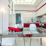 Красная линия по всей белой кухне