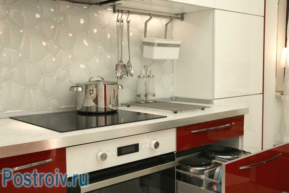 Кухонный фартук из прозрачной плитки мозаики в виде пузырьков