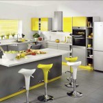 Желтая кухня с барной стойкой. Фото 28