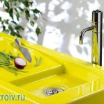 Интересный вариант кухни в желтом цвете. Фото 21