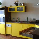 Интересный вариант кухни в желтом цвете. Фото 17