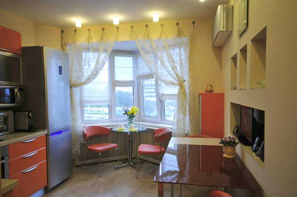 Небольшой столик со стульями в эркере кухни дизайн Небольшой столик со стульями в эркере кухни дизайн