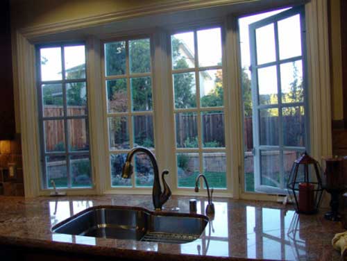 Раковина в окне. Подоконник столешница на кухне - эркер Раковина в окне. Подоконник столешница на кухне - эркер