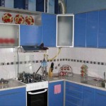 Голубая кухня 6 кв.м. с колонкой дизайн проект