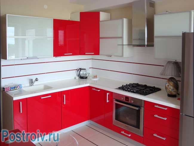 Красная угловая кухня в хрущевке с газовой колонкой Красная угловая кухня в хрущевке с газовой колонкой