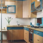 Маленькая угловая кухня с колонкой