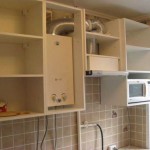 Прячем газовую колонку в шкаф дизайн светлой кухни