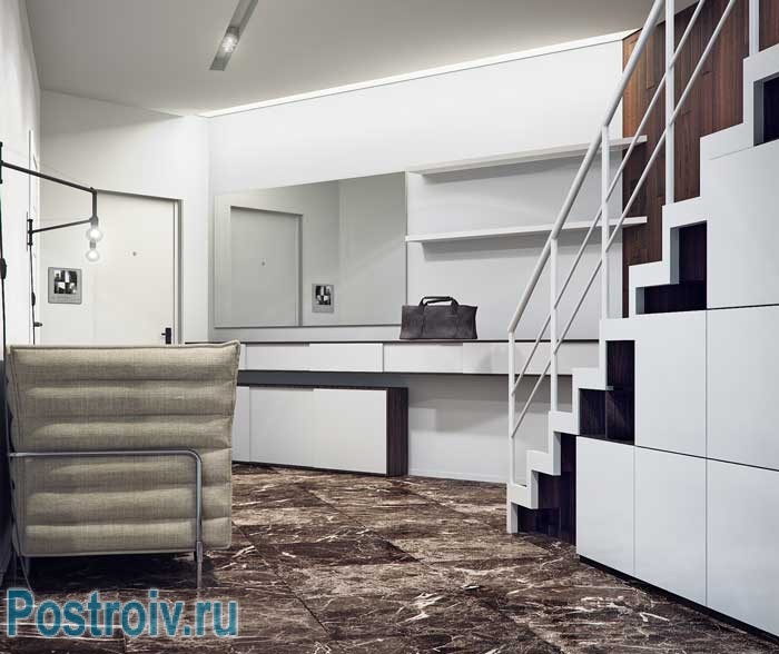 Большое зеркало в прихожей во всю стену. Фото Большое зеркало в прихожей во всю стену. Фото