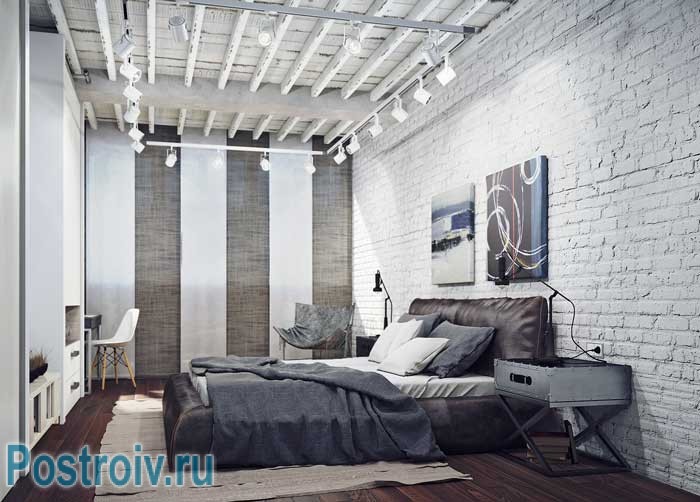 Современный интерьер спальни в стиле лофт и минимализм. Картина над кроватью Современный интерьер спальни в стиле лофт и минимализм. Картина над кроватью