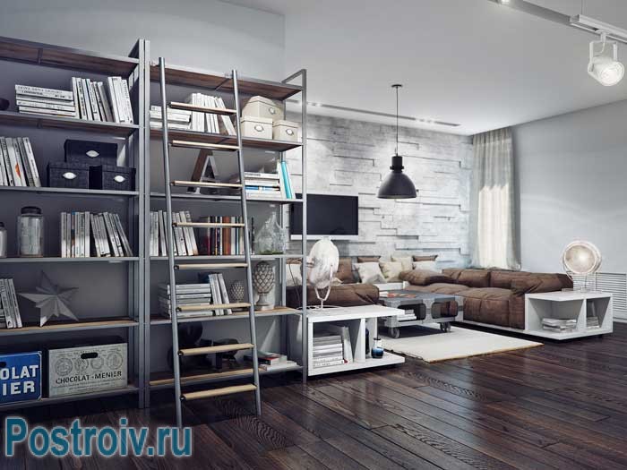 Большой коричневый диван в гостиной. Современный книжный стеллаж Большой коричневый диван в гостиной. Современный книжный стеллаж