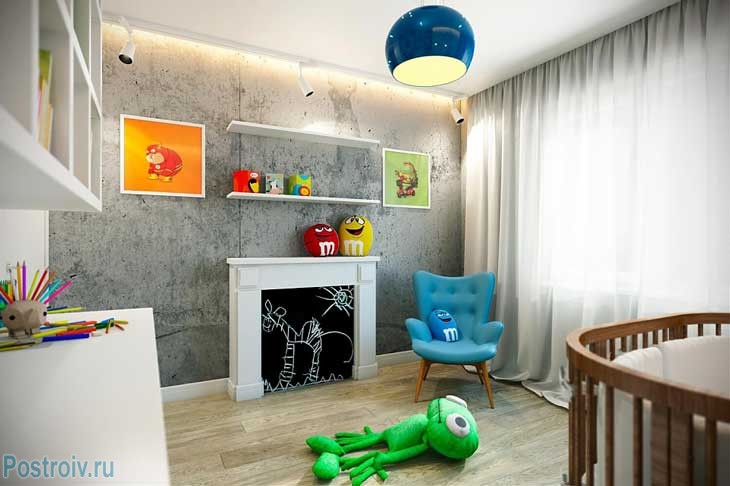 Грифельная доска в детской в виде камина. Фото