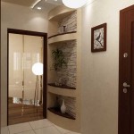 Маленькая прихожая со светлыми стенами