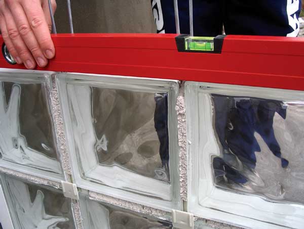 Монтаж перегородки из стеклянных блоков Монтаж перегородки из стеклянных блоков