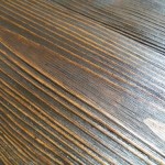 mikrorelef-sostarennoy-drevesiny-posle-pokrytiya-morilkoy