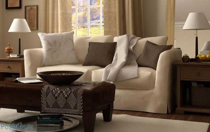 Диван в гостиной бежевого цвета. Фото