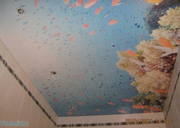 Натяжной потолок с рисунком в ванной. Фото