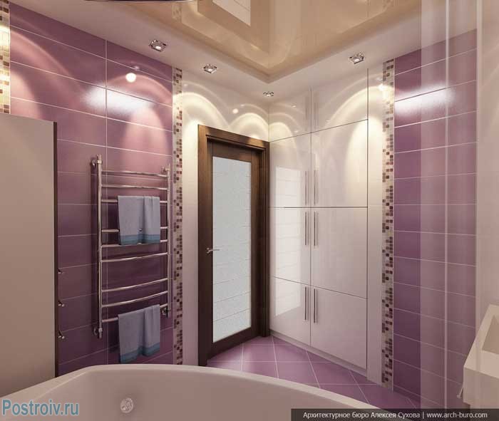 Двухуровневый натяжной потолок светло бежевого цвета в ванной. Фото