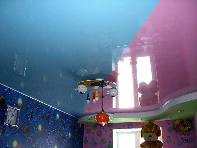 Асимметричный потолок натяжной двух цветов в детской