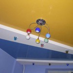 Асимметричный натяжной потолок в дизайне детской спальни красиво