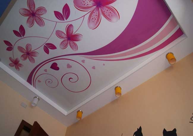 Красивый натяжной потолок для девочки с узорами и подсветкой