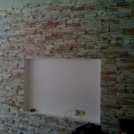 Ниша из гипсокартона отделка камнем под телевизор фото