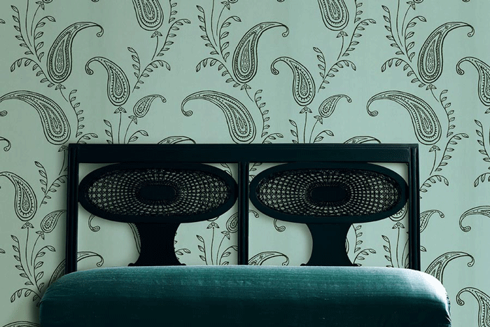 Светлые обои в прихожую.  Оформление стен