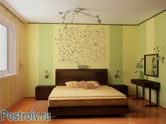 Оклеивание стен в спальне обоями. Светлые салатовые обои