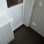 Балкон, обшитый пластиковой вагонкой. Фото