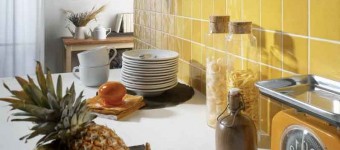 отделка стен кухни плиткой