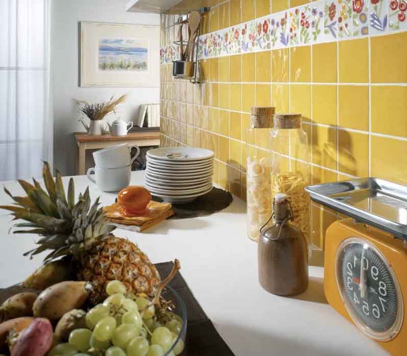 отделка стен кухни плиткой