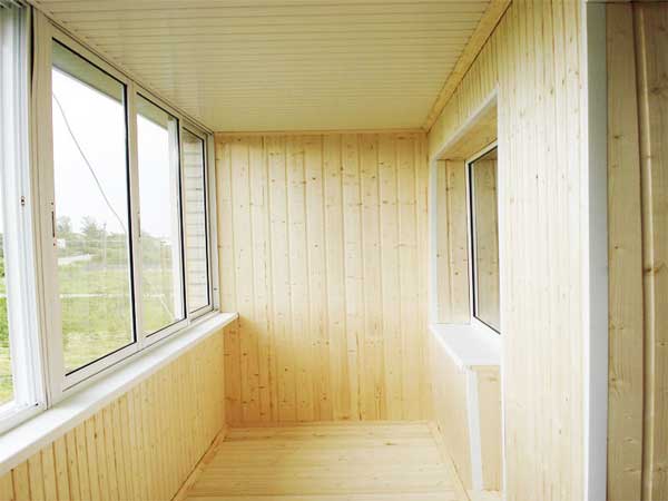 Отделка стен балкона деревом (вагонкой)