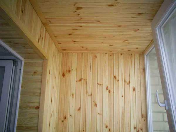 Вагонка на стенах балкона