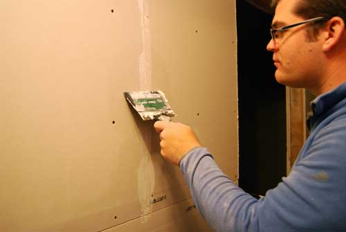 Затирка швов в гипсокартоне Затирка швов в гипсокартоне