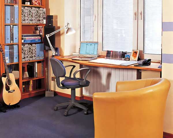 Письменный стол подоконник в детской комнате Письменный стол подоконник в детской комнате