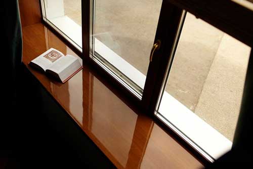 Глянцевый деревянный подоконник Глянцевый деревянный подоконник