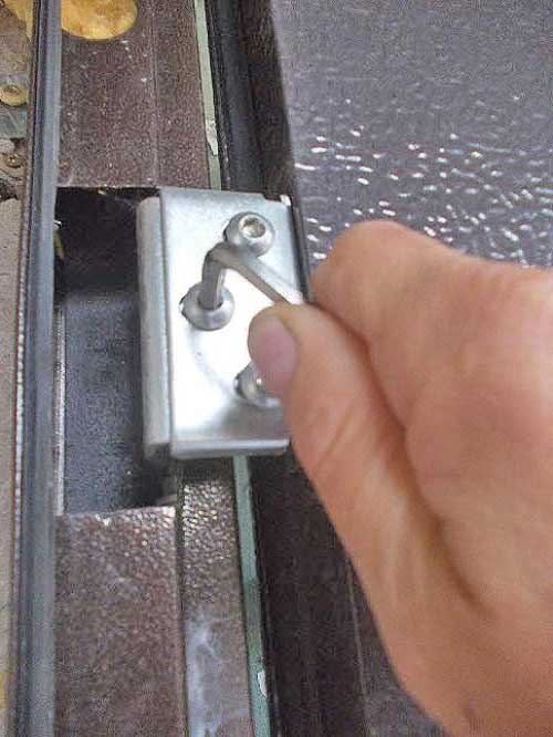 Ремонт входных дверей петли