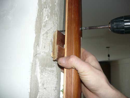 Укрепление дверной коробки деревянной двери