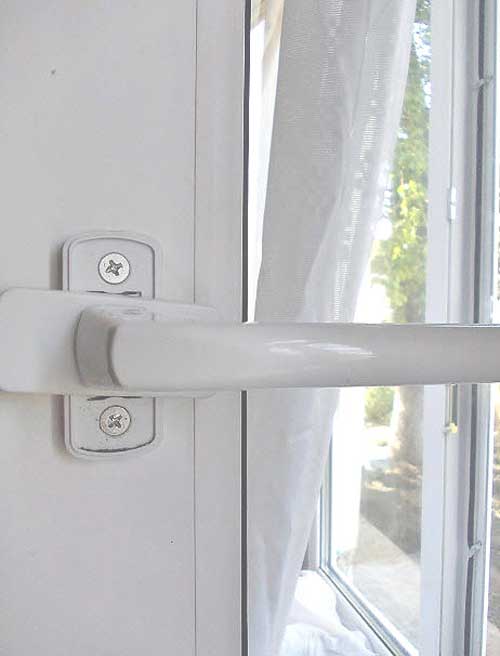 Болтается ручка на пластиковой двери, ремонт Болтается ручка на пластиковой двери, ремонт