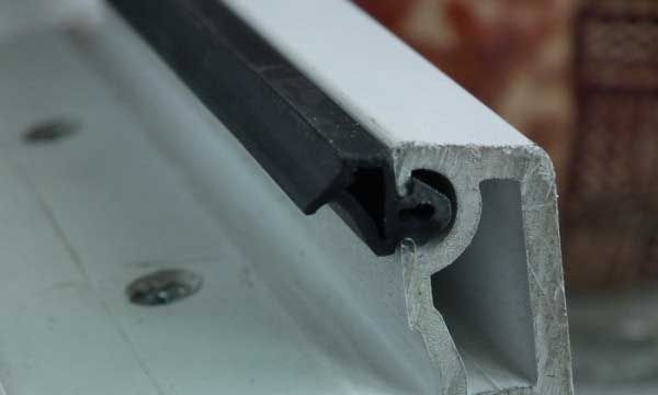 Замена уплотнителя пластиковой двери Замена уплотнителя пластиковой двери